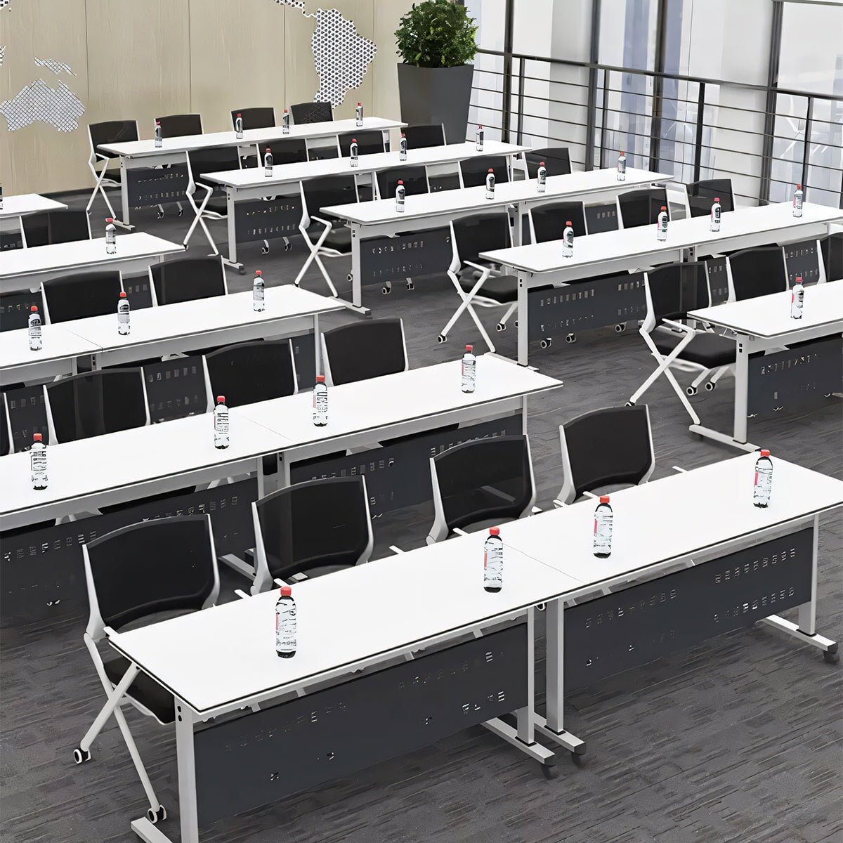 節省空間的收納空間,附背板、腳輪和置物格。訓練桌、平行堆疊桌、長桌,設計簡約,白色,可客製化。 MT-A24