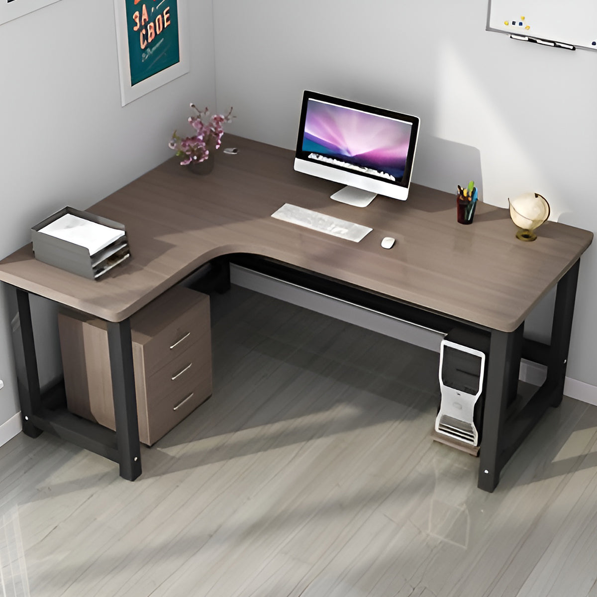 這款多功能現代書桌採用寬大的L形桌面、走線孔、鋼製框架和三聚氰胺貼面,穩固耐用,表面圓潤結實。這款簡約實用的書桌採用胡桃木和黑色打造,非常適合電腦辦公室。產品代碼:CD-A19