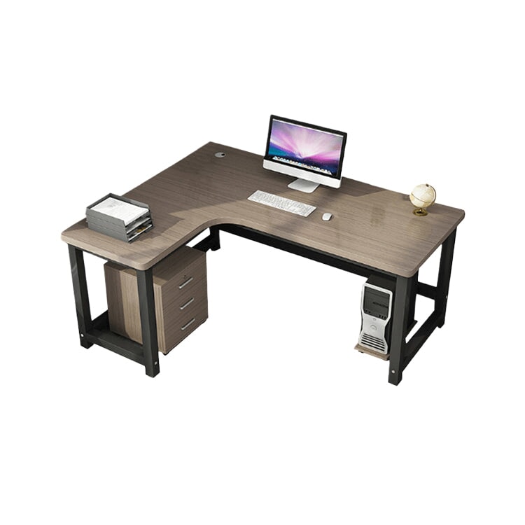 這款多功能現代書桌採用寬大的L形桌面、走線孔、鋼製框架和三聚氰胺貼面，穩固耐用，表面圓潤結實。這款簡約實用的書桌採用胡桃木和黑色打造，非常適合電腦辦公室。產品代碼：CD-A19